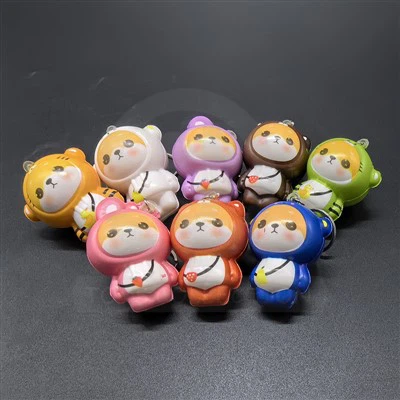 Мягкий медленно растущий медведь с брелоком в одежде